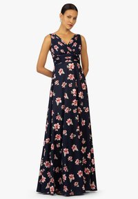 Floral Maxi-Kleid mit dunkelblauem Hintergrund, das rosa und weiße Blumen zeigt. Es hat ein enganliegendes Oberteil, plissierte Details und ein fließendes Rockdesign.