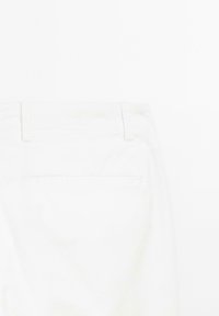 Witte katoenen broek met een rechte snit, tailleband met riemlussen en een enkele achterzak. Glad textuur zonder zichtbare patronen.