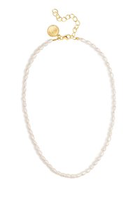 Perlenkette mit unregelmäßigen, hellrosa Perlen, einem goldenen Verschluss und einer Verlängerungskette zur Anpassung der Länge.