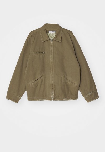 Olive green, relaxed-fit jacket made of cotton with a front zip closure, pointed collar, and two side pockets, featuring a chest pocket.
