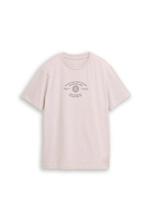 Hellrosa T-Shirt mit kurzen Ärmeln, rundem Ausschnitt und zentriertem Text und Grafik mit der Aufschrift „Der beste Ort ist der Strand, non-stop entspannte Stimmung.“