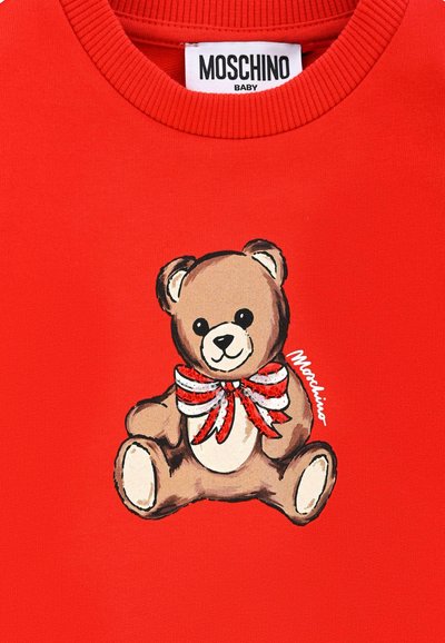 Felpa rossa in cotone con un orsetto dei cartoni animati che indossa un fiocco a righe rosse e bianche. Nome del marchio stampato "Moschino" accanto all'orsetto.