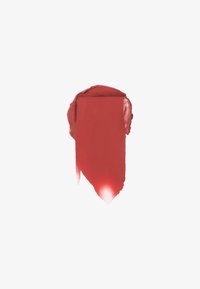 Rossetto crema rosso con una consistenza liscia e lucida, caratterizzato da una forma rettangolare e una punta affusolata, mostrato su uno sfondo bianco.