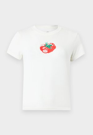 Λευκό κοντομάνικο μπλουζάκι με κόκκινο γραφικό ντομάτας και πράσινα φύλλα στο κέντρο του στήθους.