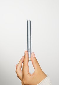 KIKO Milano COOL COLOUR EYESHADOW STICK - Oogschaduw - metallic dirty white