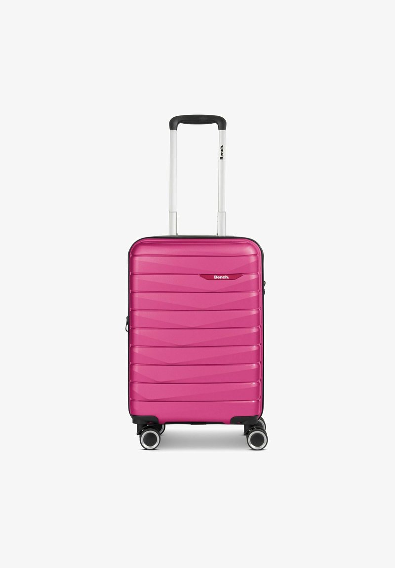 Valigia rigida di un vivace colore rosa con design a zigzag testurizzato. Dotata di accenti neri, manico telescopico e quattro ruote scorrevoli.