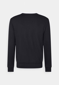 Černá mikina s dlouhým rukávem a kulatým výstřihem, která má hladký povrch a žebrované manžety a lem. Hladký zadní panel bez grafiky nebo ozdob.