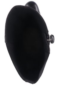 Interior de bota de cuero negro, textura suave, puntera redondeada, cierre lateral con cremallera, sin forro y con acabado mate.