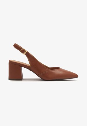 Chaussure à talon en cuir marron avec un bout pointu, un talon carré et une bride ajustable dotée d'une boucle en or.