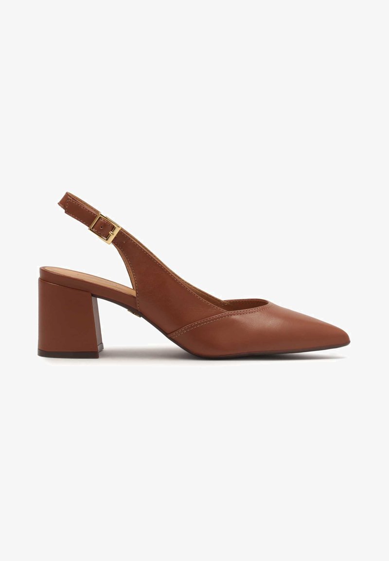 Barna bőr, hegyesorrú, sarkú, slingback cipő, blokk sarokkal és állítható pánttal, amelyen arany csat részlet található.