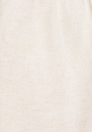Bézs lenvászon finom szőtt textúrával és enyhe természetes gyűrődésekkel.