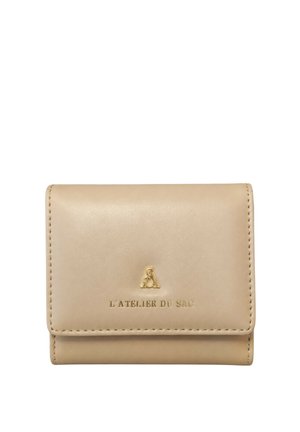 Portafoglio in pelle beige con pattina e logo dorato e testo "L'ATELIER DU SAC" al centro davanti.