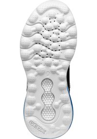 Suela de zapato con agarraderas texturizadas redondeadas, pequeñas perforaciones para transpirabilidad y el logo "GEOX" cerca del talón.