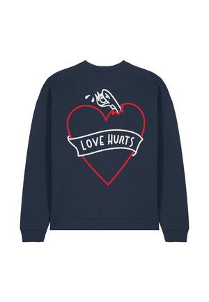 Marineblauwe sweatshirt met een grafisch ontwerp van een hart, rode rand, en de tekst "LOVE HURTS" op een witte banner. Heeft ribbelmanchetten en een ronde hals.