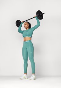 Nike Performance CROP - Ilgarankovis viršutinės dalies drabužis - bicoastal/white