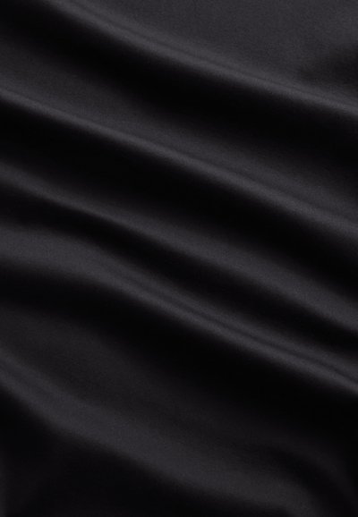 Tissu noir avec une texture lisse, présentant des ondulations subtiles et un léger éclat, indiquant un matériau léger et flexible.