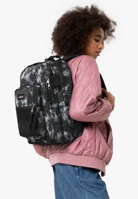 Eastpak PINNACLE - Zaino - flame dark