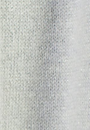 Tissu tricoté argenté avec un motif fin et texturé. Le matériau a un éclat doux, avec de subtils scintillements tout au long.