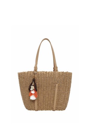 Geflochtene Strohtasche mit hellbraunen Ledergriffen und abgesteppten vertikalen Lederdetails, verziert mit mehrfarbiger Quaste und Muschelanhänger.