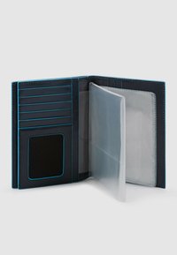 Donkere leren portemonnee met blauwe stiksels; voorzien van kaarthouders, een doorzichtig ID-vakje en een gladde textuur. Open ontwerp voor gemakkelijke toegang.