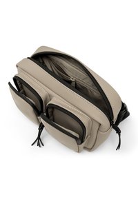 Grå fusk läder väska med rektangulär form, med två fram zip-fickor, en enda dragkedja upptill och svarta detaljer.