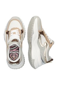 Sneakers con una combinazione di rete bianca e suede beige, dettagli in metallo argentato, suola spessa bianca e soletta con motivo a cuori.