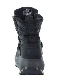 Czarne zimowe buty z nylonową cholewką i wyściełanym kołnierzem. Posiadają teksturowaną gumową podeszwę, regulowane sznurowadła oraz naszywkę z logo z tyłu.