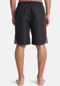 Μαύρο μαγιό σορτς με ελαστική μέση, κόκκινες λεπτομέρειες στα πλάγια και καρό σχέδιο στο κάτω μέρος των πλαγίων. Ελαφρύ, γρήγορα στεγνώνων υλικό.