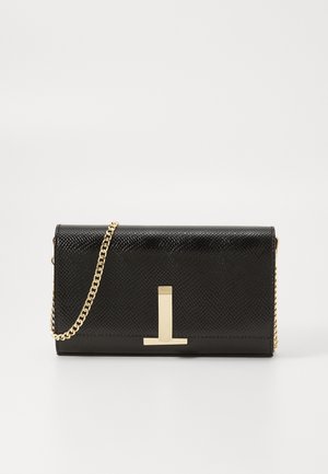 Črna teksturirana torbica s zlatim verižnim ročajem. Ima drzen zlat emblem na sprednji strani. Gladka površina in pravokotna oblika.