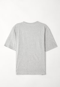 Szara koszulka z krótkim rękawem wykonana z bawełny, o luźnym kroju. Posiada okrągły dekolt oraz gładką fakturę bez nadrukowanych wzorów.