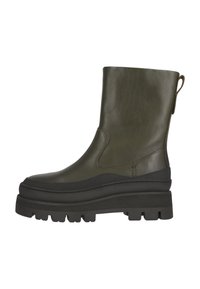 Olivgrön läderankelboots har en kraftig svart plattformssula, slät yta och en dragflik bak för enkel påklädning.