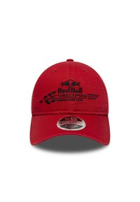 Κόκκινο καπέλο με καμπυλωτή γείσο, με μαύρο κεντητό λογότυπο "Red Bull Racing" και σχέδιο καρό. Ρυθμιζόμενο λουράκι στο πίσω μέρος.