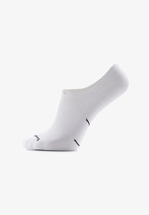 Biała, niska skarpetka typu no-show z delikatnym teksturowanym wzorem i małym czarnym napisem z nazwą marki w pobliżu palców oraz krawędzi podeszwy.