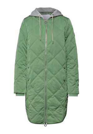 Long manteau matelassé vert avec fermeture éclair à l'avant, poches à boutons-pression, poignets côtelés et capuche grise avec cordons de serrage.