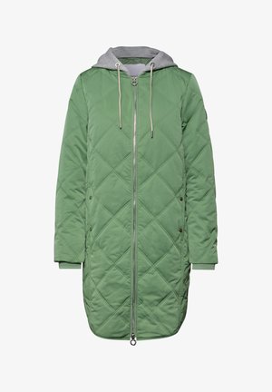Long manteau matelassé vert avec fermeture éclair à l'avant, poches à boutons-pression, poignets côtelés et capuche grise avec cordons de serrage.