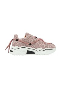 Sneeaker met luipaardprint in het roze, met een gestructureerde bovenkant, witte zool en contrasterende zwarte accenten; heeft decoratieve rode en witte veters.