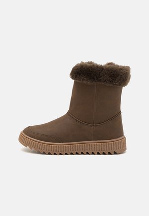 Brauner Winterstiefel mit Fellfutter, flacher, profilloser Sohle, knöchelhoch und glatter Außenseite, entworfen für warmen Tragekomfort bei kaltem Wetter.