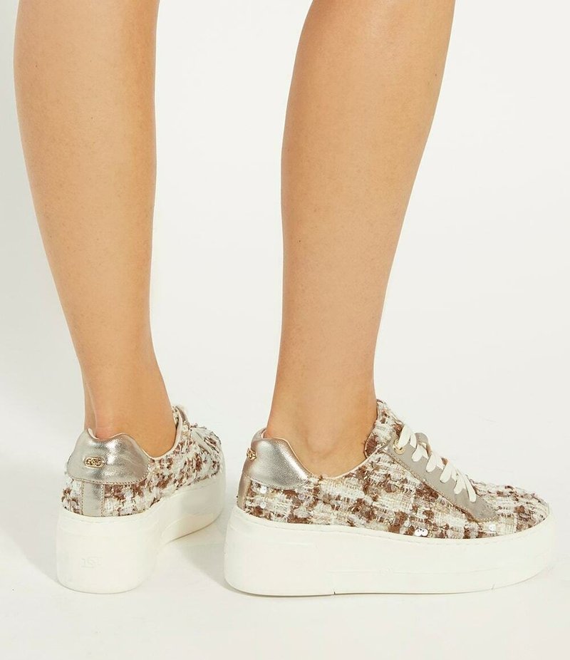 Bruine en witte tweed platform sneakers met zilveren accenten, featuring witte veters en textiel, gezien van achteren op een been.