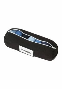 Schwarze zylindrische Aufbewahrungstasche mit weißem Reißverschluss, versehen mit einem weißen Stoffetikett mit dem "Bench."-Logo, enthält gerollte Denim-Artikel.