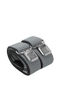 Grau strukturierter Gurt mit zwei silbernen Metallschnallen. Verfügt über ein erhabenes Muster und ein schwarzes Innenfutter für zusätzlichen Kontrast.