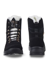 Botas de senderismo de ante negro con forro de pelo sintético, herrajes dorados y una suela de goma resistente. Las características incluyen un sistema de cordones con ganchos y una lengüeta en la parte trasera.