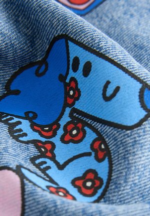 Tkanina dżinsowa z niebiesko-różowymi kreskówkowymi wzorami przedstawiającymi kwiaty i abstrakcyjne kształty. Wyraźne czarne kontury podkreślają wzory.