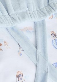 Baby kledingstuk met lichtblauwe zachte rand en speelse dierenprints in pastelkleuren op witte stof.