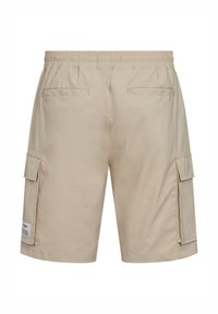 Beige cargo shorts valmistettu kevyestä kankaasta, jossa on joustava vyötärö, kaksi sivutaskua ja kaksi takataskua.