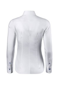 Chemise blanche à manches longues avec un design ajusté, dotée d'un col classique et de boutons bleus sur les poignets. Texture lisse.