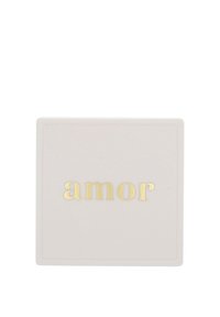 Vit rektangulär låda med rundade kanter, präglad med ordet "amor" i guld. Slät matt yta med en subtil lyster.