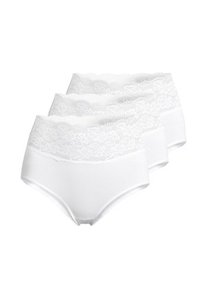 Tre slip da donna bianchi a vita alta con ampi bordi in pizzo floreale, impilati diagonalmente su uno sfondo bianco semplice.