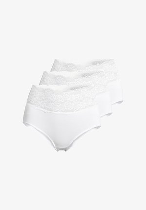 Drei weiße Damen-Slips mit hohem Bund und breiten floralen Spitzenbündchen, diagonal gestapelt auf weißem Hintergrund.