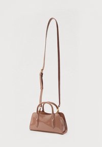 Sac à main rose breveté au design structuré, avec deux poignées supérieures et une bandoulière amovible ; finition lisse et brillante ; accents en métal doré.