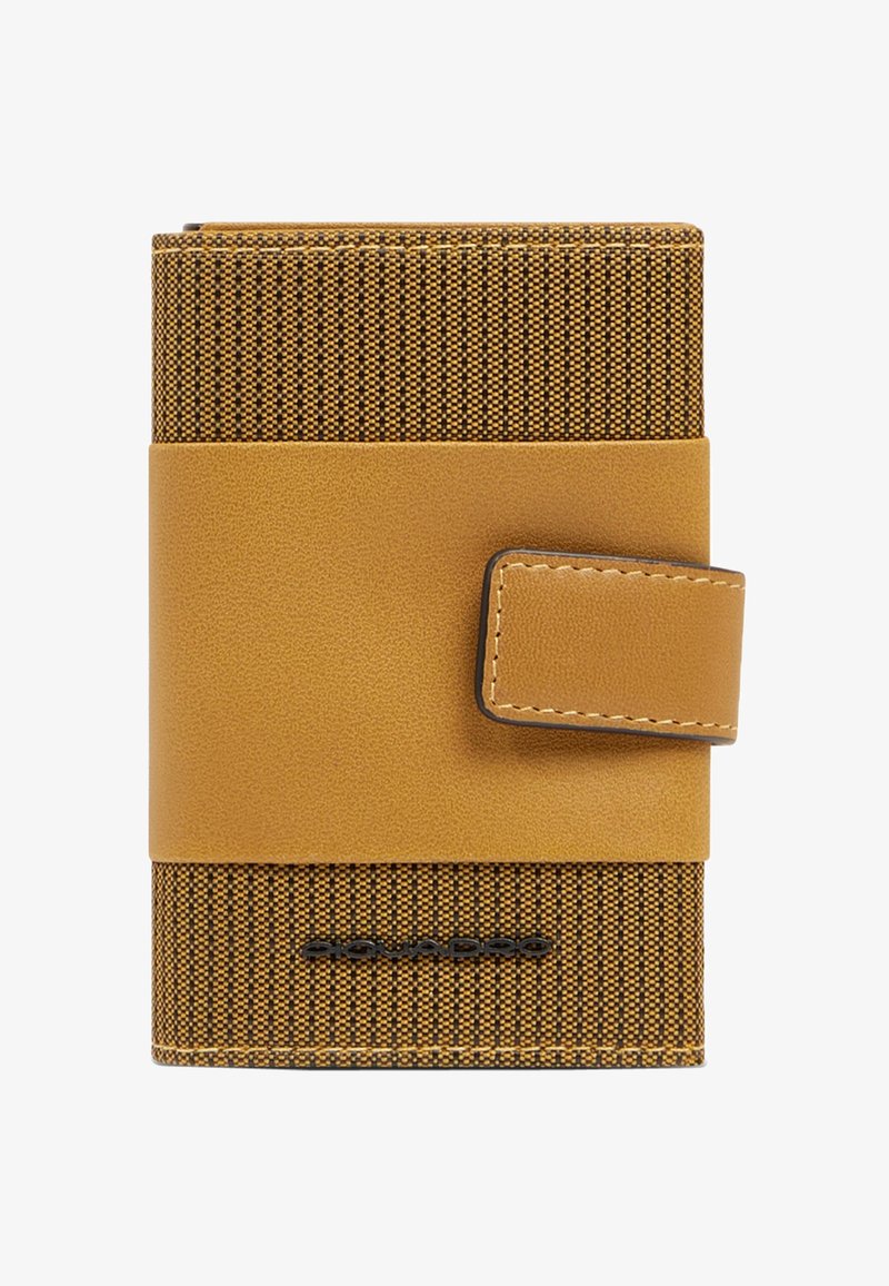 Kompakte, braun gemusterte Geldbörse mit Druckknopfverschluss und geprägtete Markenlogo auf der Vorderseite in der Mitte.